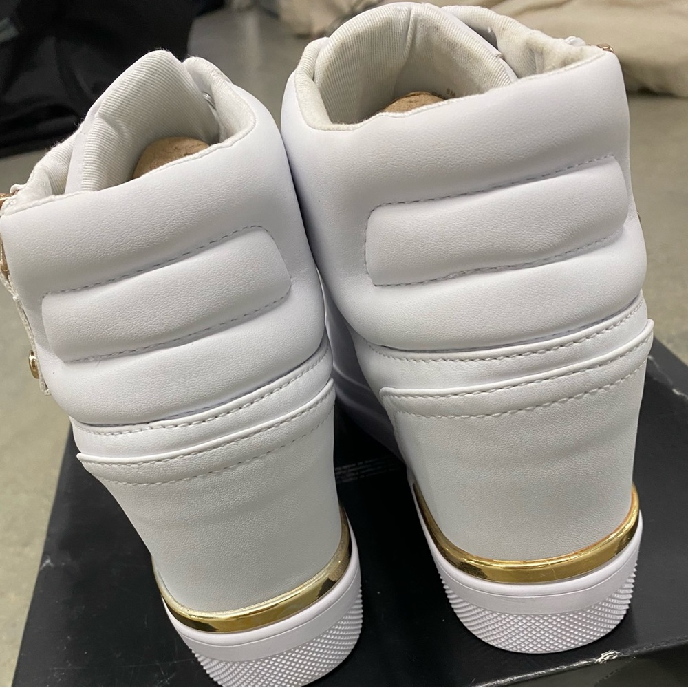 G By Guess Wedge Sneaker, sizes 8 and 8.5, All White Trimmed In Gold Pre-Owned - Picture 4 of 5